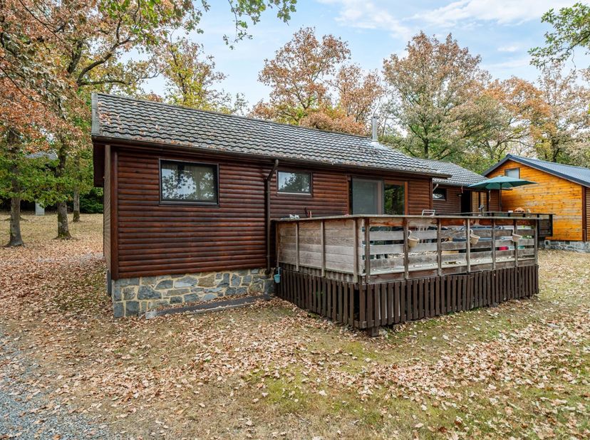 EBimmo biedt u dit charmante vakantiechalet aan dat een lichte opfrissing nodig heeft, ideaal gelegen in de rust van een bebost en luchtig domein, ong