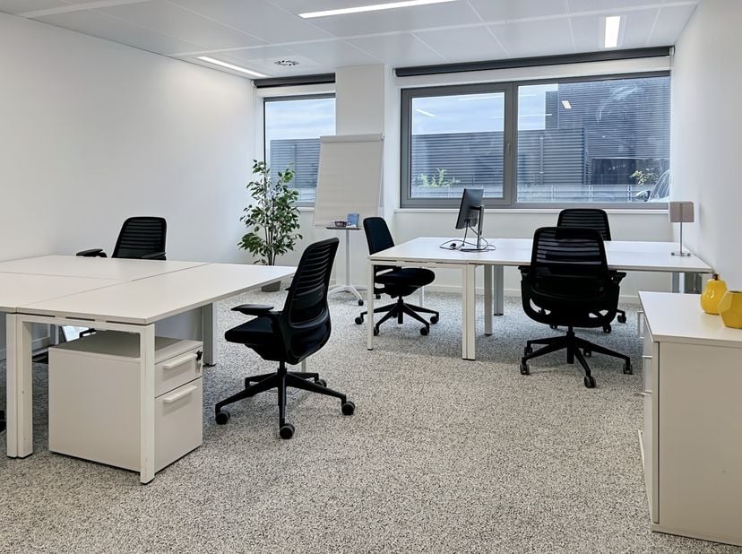 Privékantoor voor 4 werknemers in Regus Axis Parc<br />
<br />
Dit aanbod omvat een eigen kantoorruimte met service voor 4 werknemers en bovendien toe