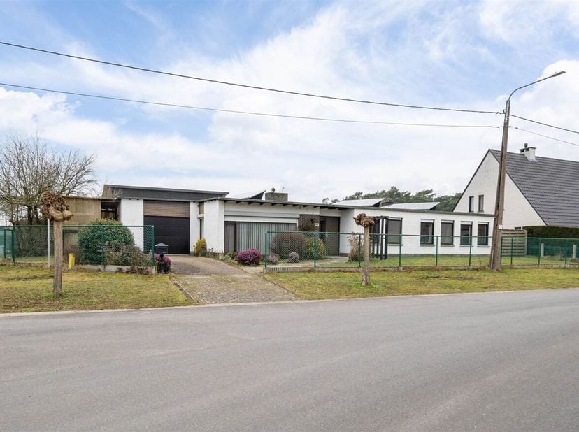 In een rustige woonwijk vlak bij het centrum van Mol-Millegem bevindt zich deze gelijkvloerse woning met tal van mogelijkheden. De woning beschikt ove