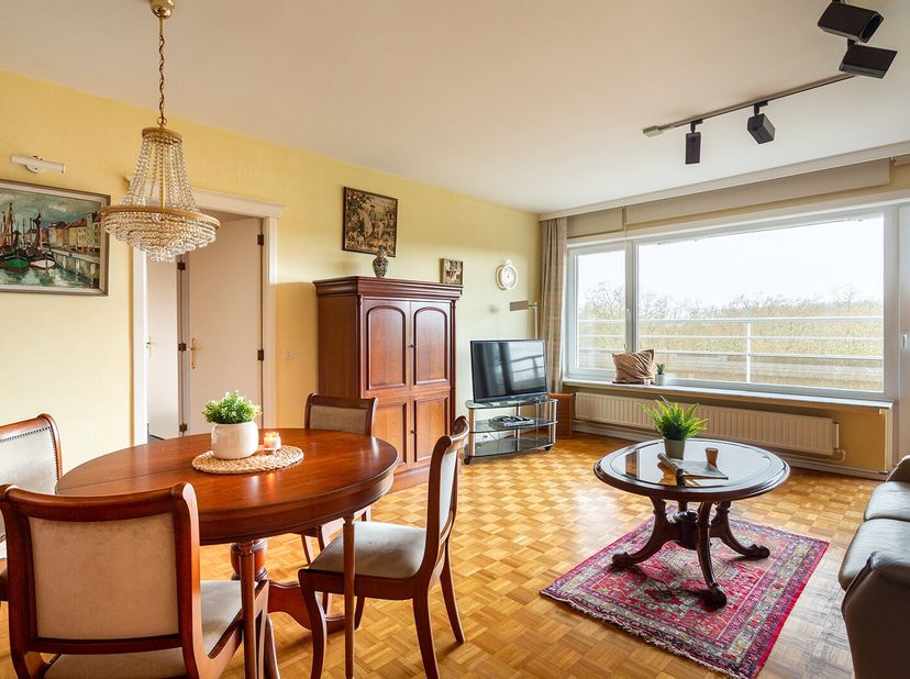 Dit appartement (84m²) is gelegen op de 7de verdieping van een zeer verzorgd en residentieel gebouw aan de overzijde van het Sint-Annabos! Groene omge