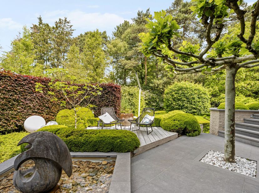 Deze uitzonderlijke villa combineert tijdloze architectuur, royale volumes en een overvloed aan natuurlijk licht. Vanuit elke ruimte geniet u van een