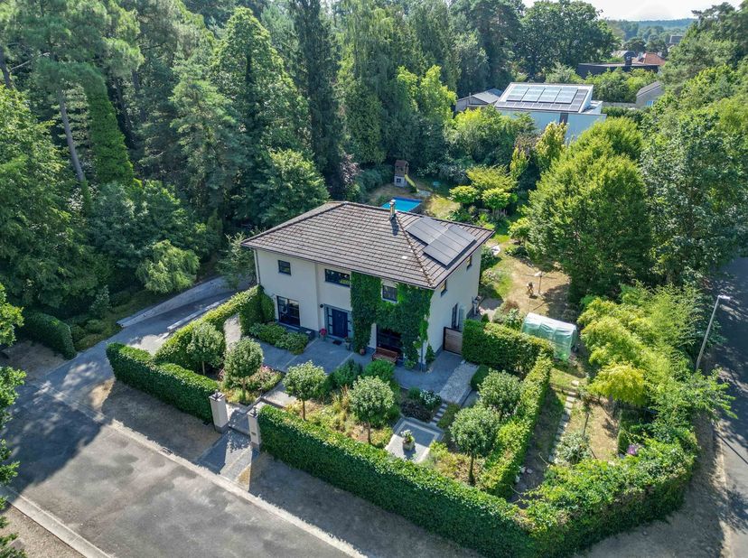 Prachtige Villa op 9 Are 63ca – 380 m² woonluxe! + Naastliggende Bouwgrond voor open bebouwing &amp;nbsp;van 9 Are 35ca – samen 18Are 99ca.<br />
<br />
<