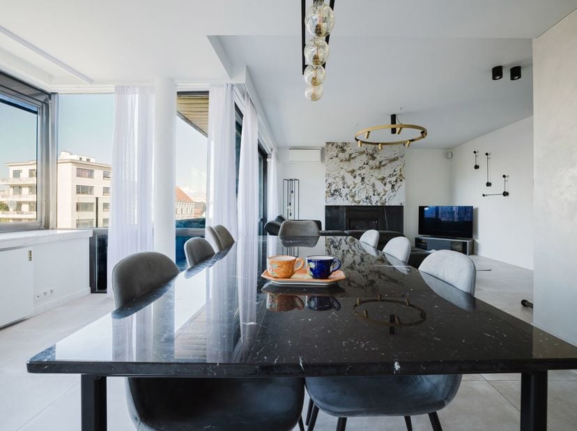 Ligging<br />
Dit appartement bevindt zich op een uitstekende locatie: op wandelafstand van de Blaarmeersen en de Coupure, en op comfortabele fietsafs