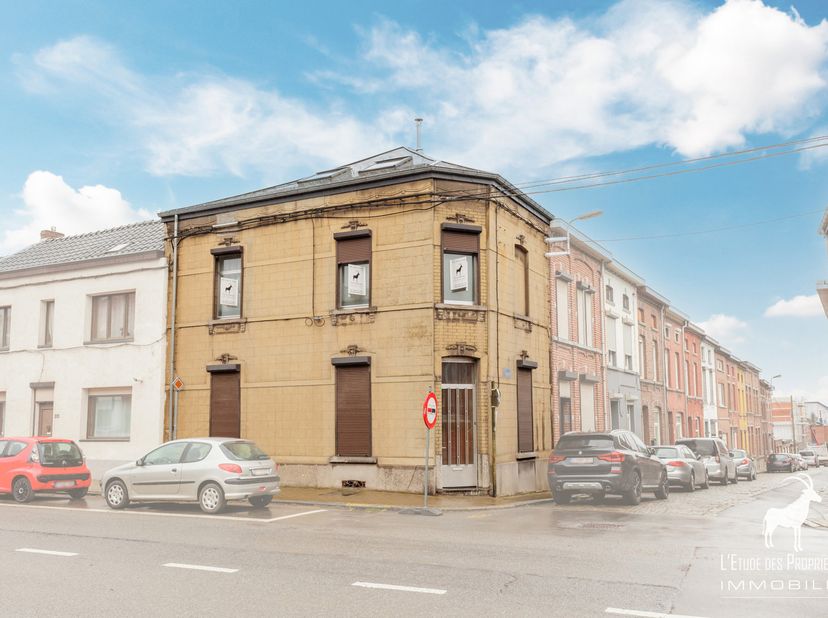Bureau Referentie: V6031-1779<br />
Virtuele Bezoek: https://immo360.immo-facile.com/vtour/fr/tdg2bp/frame<br />
Gelegen in Fleurus, tegenover een sch