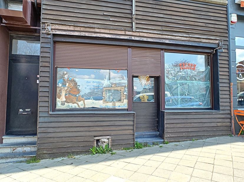 W Immobilière vous propose dans le centre d'Arlon une surface commerciale de 120 m² composée de l'espace commercial, d'une partie sanitaire, et de deu