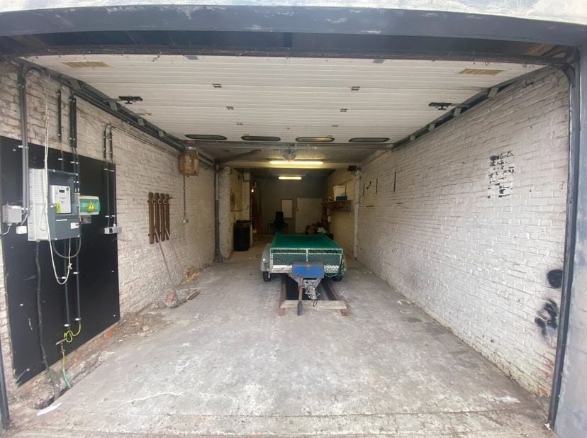 Bent u op zoek naar een ruime garage of een praktisch magazijn met vlotte toegang? Dan is dit pand zeker een bezoek waard.<br />
De garage beschikt ov