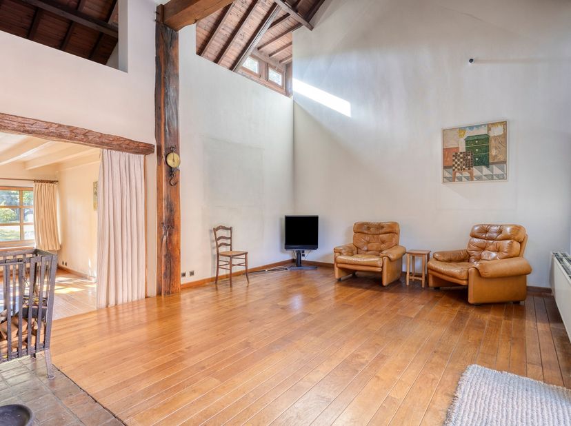 In de Kiezelstraat, ter hoogte van nummer 45, vinden we deze te renoveren, karaktervolle woning uit 1920, bestaande uit een voor- en achterhuis, een p