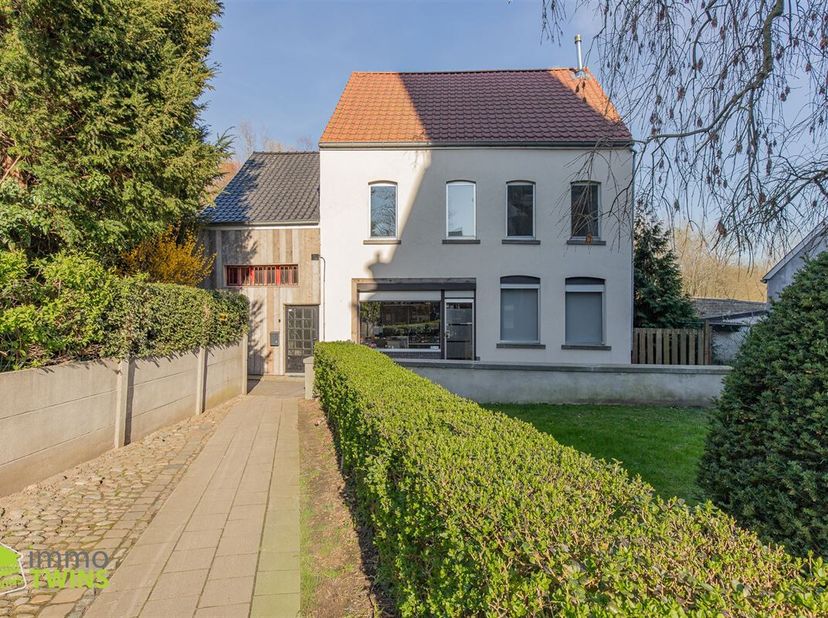 Rustig gelegen woning met 3 slaapkamers en ruime garage te Gijzegem.<br />
In het charmante Gijzegem, op wandelafstand van de gezellige dorpskern, bev