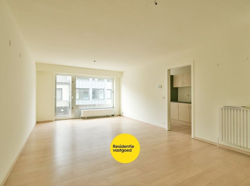 Ontdek dit instapklaar appartement, gelegen op de eerste verdieping in het hart van Torhout. Dankzij de centrale ligging bevindt de Markt zich op slec