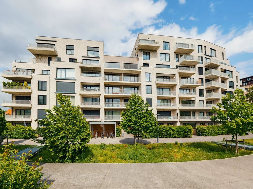 Uitstekend gelegen in een groene omgeving, profiteert dit heldere recente tuinwoning, in uitstekende staat, van een privilegile ligging, op slechts en