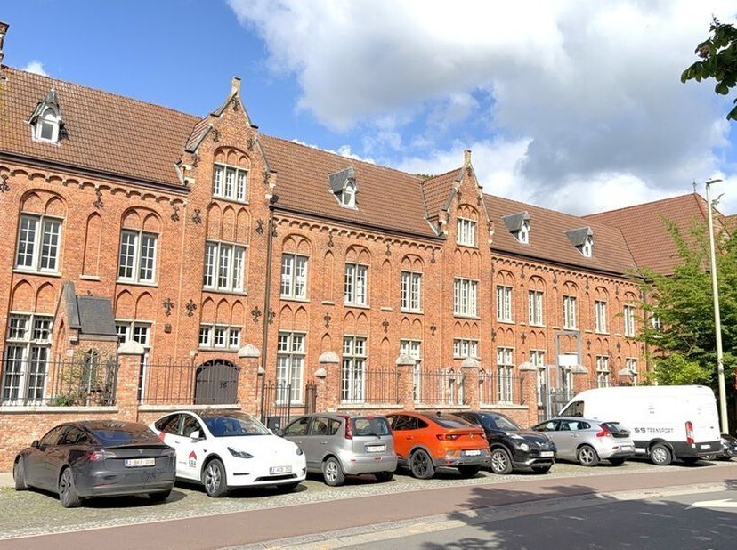 225m² de bureaux au deuxième étage du bâtiment C de l'ancien couvent des Capucins<br />
Emplacement : situé au calme près du bois des Pères et de la N