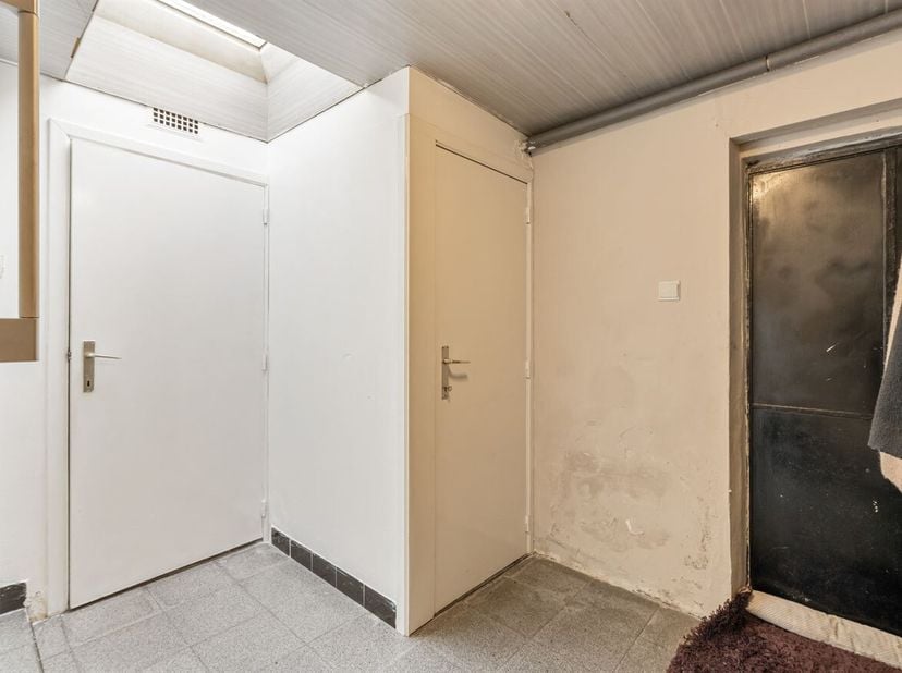 Deze woning, gebouwd in 1930, is gelegen op een ruim en uniek perceel. Doorheen de jaren werd ze met zorg onderhouden en op verschillende momenten opg