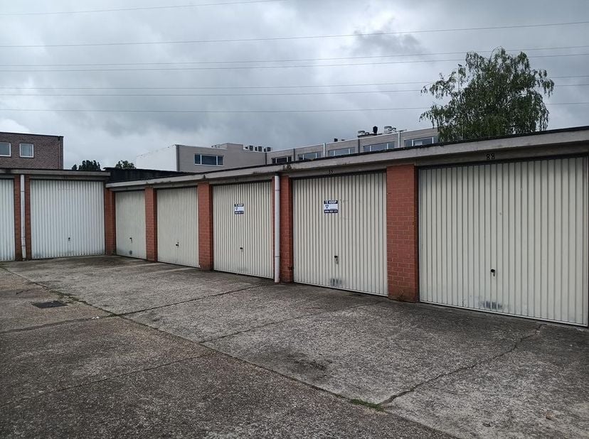 In de draaiboomstraat te Wommelgem staan 2 garageboxen te koop.<br />
Garagecomplex achter appartementsgebouw gelegen Draaiboomstraat met inrit tussen