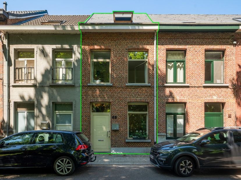 Deze recent gerenoveerde woning, ideaal als starterswoning, is centraal gelegen nabij de vesten in Lier. U bevindt zich op wandelafstand van winkels e