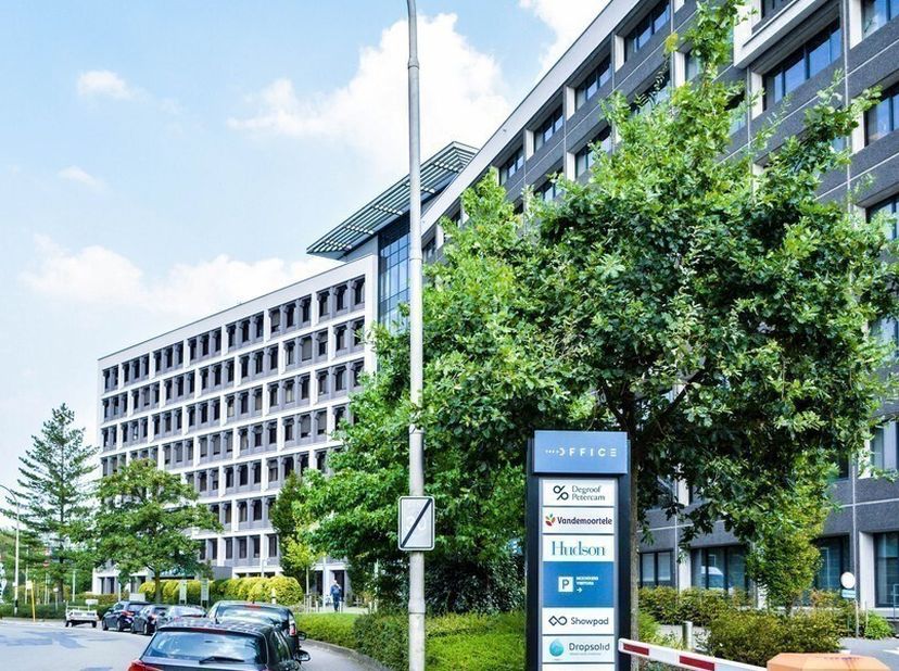 548m² d'espace de bureau aménagé au troisième étage<br />
Emplacement : facilement accessible via l'E17xE40 (échangeur), avec une bonne visibilité dep