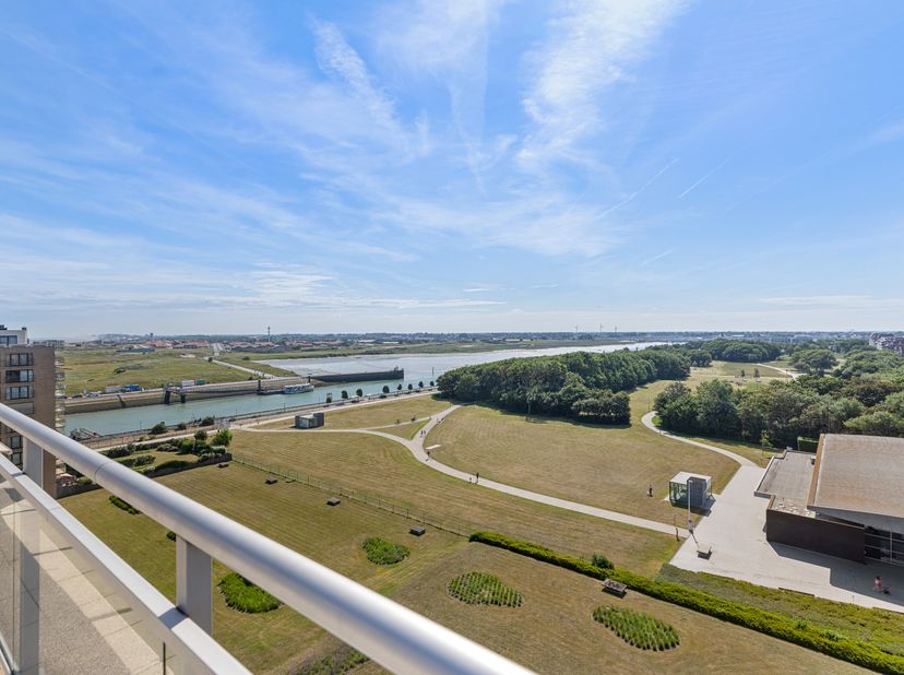 Wie droomt van wonen in een rustige en prachtige omgeving met het strand, horeca en grootwarenhuizen op wandelafstand, voelt zich meteen thuis in dit