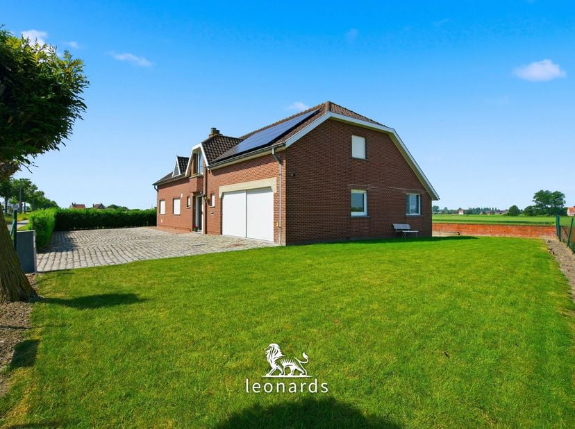 Bent u op zoek naar een open en comfortabele gezinswoning? Deze vrijstaande woning in Ledegem blinkt uit in ruimte en geniet dankzij de grote ramen va