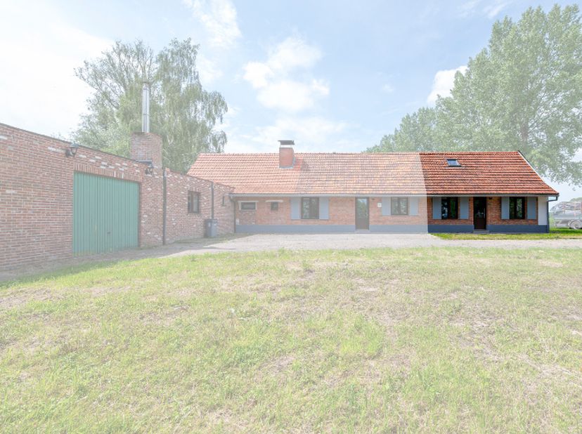 Charmant gerenoveerd HALF OPEN BEBOUWING hoevetje op ca. 700 m² met adembenemende landelijke vergezichten ( GROENE GEDEELTE OP PLAN )<br />
Droomt u v