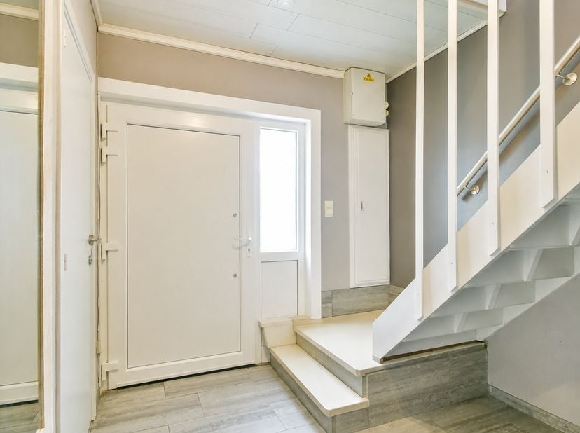 Welkom in de Lijsterstraat 21, een energiezuinige en instapklare woning gelegen in een rustige woonwijk te Torhout. Dankzij de uitstekende ligging bev