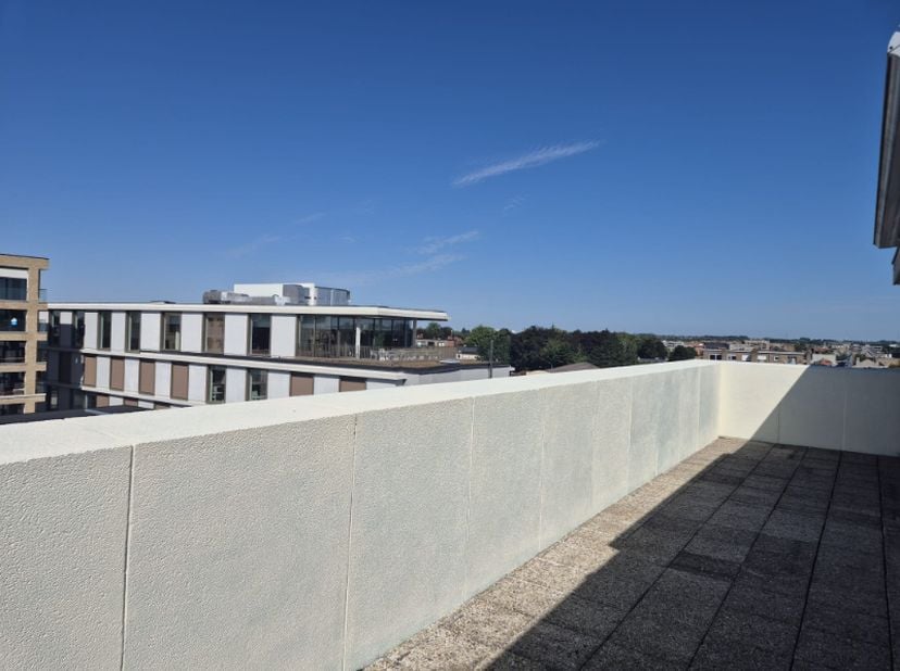 Roeselare-stadskern. PENTHOUSE op 6de verdieping aan het Coninckplein gelegen, met 2 slaapkamers, ochtendterras en avondterras. Een pareltje met uniek