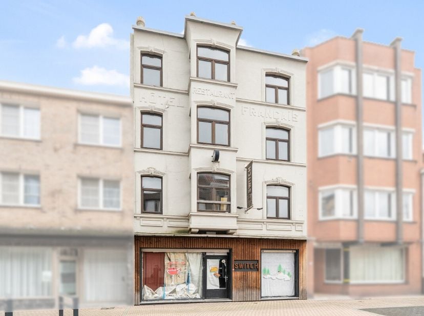 La Panne : projet de rénovation avec espace commercial et logements en plein centre Idéalement situé à De Panne, à proximité immédiate de la place du