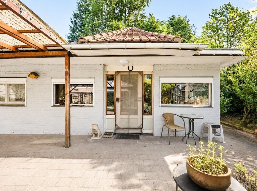 Charmante bungalow met tal van mogelijkheden in Schoten <br />
Ideaal renovatieproject |65 m² woonoppervlakte | 269 m² perceelgrootte | Laag KI | Uits