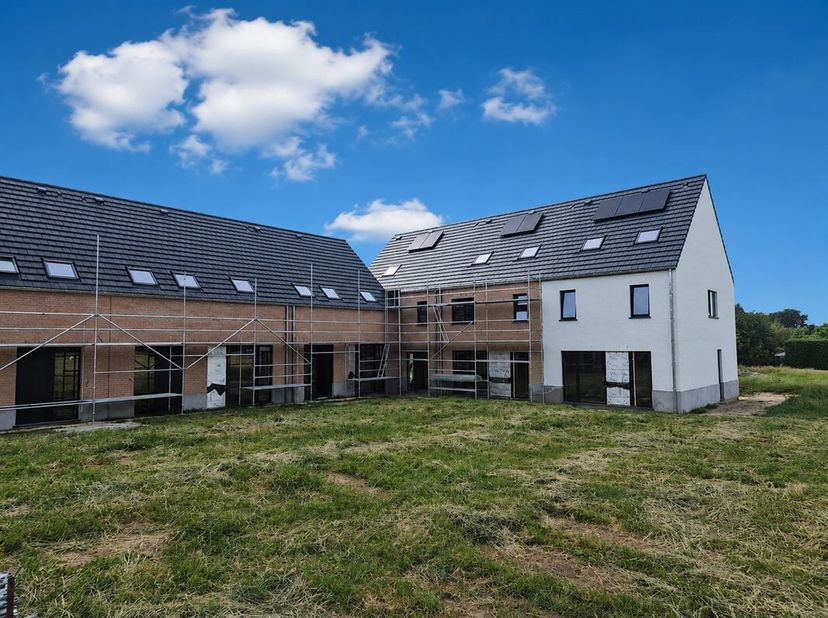 JOURNÉE PORTES OUVERTES LE 30/5 DE 10H À 14H ! Bienvenue dans cette belle maison à Meise, située dans un quartier calme et verdoyant où la vie rurale
