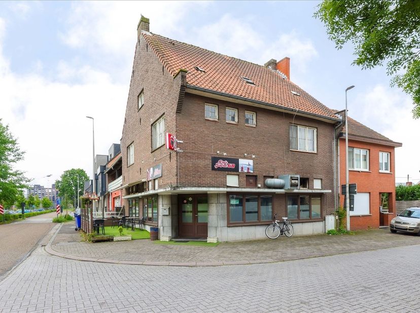 Centraal gelegen handelspand met woonst met tal van mogelijkheden - projectgrond <br />
<br />
Omgeving:<br />
+ Goede bereikbaarheid via de E313 e