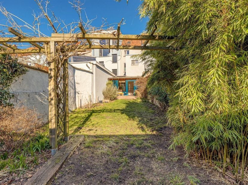 Spacieuse maison mitoyenne avec 4 chambres à coucher, cuisine équipée avec salon-salle à manger lumineux et grand jardin ensoleillé près de la vallée