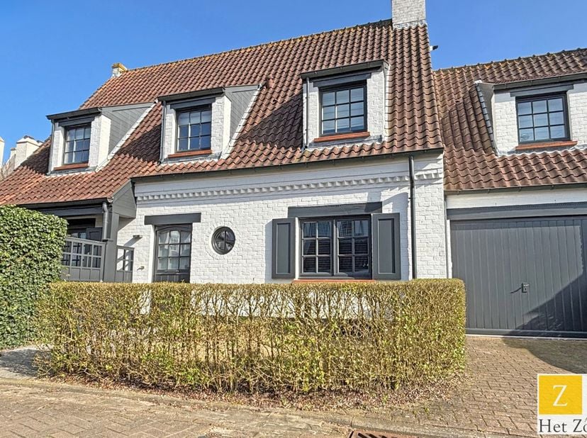 Située dans le charmant quartier résidentiel de Graaf Janshove à Knokke, entouré de champs, cette agréable maison jumelée est proposée en location ent