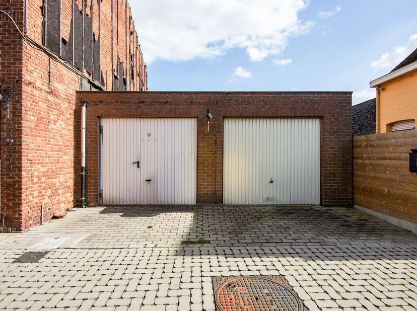 Te renoveren woning met 2/3 slaapkamers en 2 garages<br />
Deze rijwoning is ideaal voor wie op zoek is naar wonen in een rustige wijk. Doch aan de st