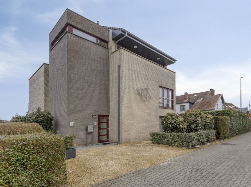 OPBRENGSTEIGENDOM - VOLLEDIG APPARTEMENTSGEBOUW BESTAANDE UIT 3 VERHUURDE APPARTEMENTEN TE BREE-CENTRUM! <br />
Dit appartementsgebouw bevindt zich in