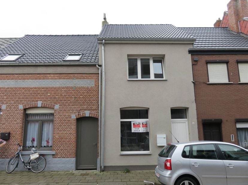 Instapklare gerenoveerde woning met 3 slaapkamers en tuin<br />
Ligging: Rustig gelegen in de Veldstraat te Geel, met een vlotte verbinding naar het c