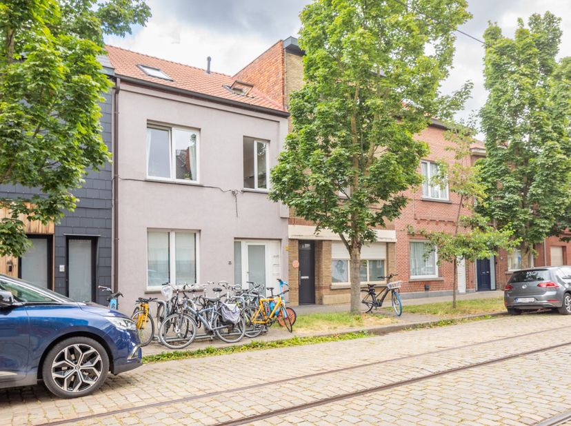 In Gentbrugge, in een gezellige zijstraat van de Brusselsesteenweg, bevindt zich dit pand dat bestaat uit twee wooneenheden. Het gelijkvloers appartem