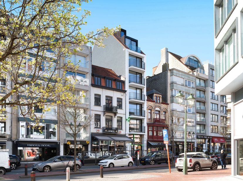 Zalig open zicht op het Van Bunnenplein, met tegelijk een redelijk zeezicht, midden in het levendige hart van Knokke. Dit luxueus en instapklaar nieuw