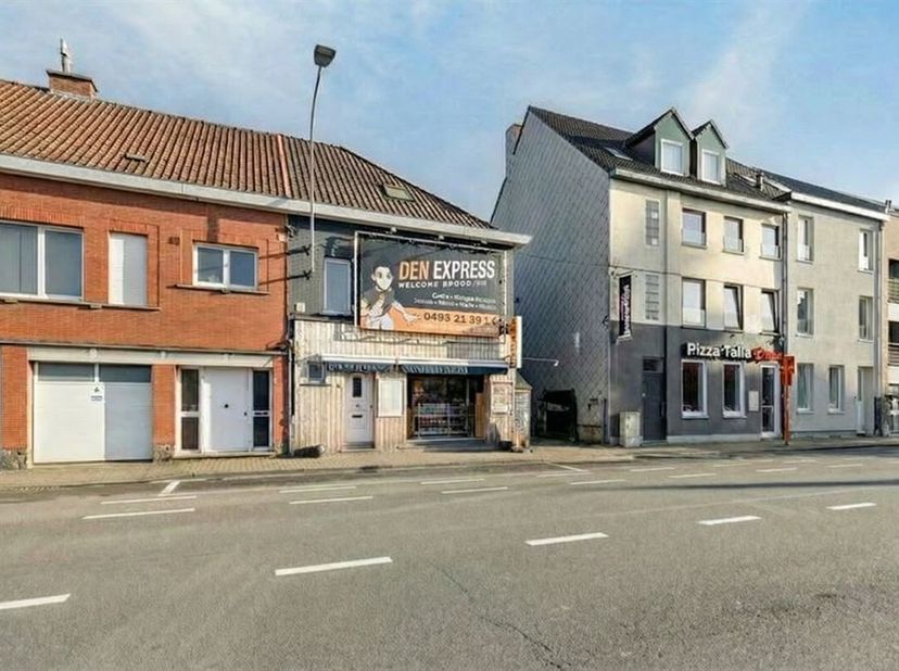 Handelspand met woning aan het station van Oudenaarde.<br />
Deze eigendom bestaat enerzijds uit een handelszaak waarin een  goed draaiende broodjesza
