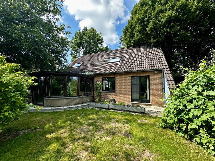 Aangename vrijstaande villa uit 1989 in het charmante dorp Graty (Silly), op 10 minuten rijden van winkels, scholen en stations,... Dit huis bestaat u