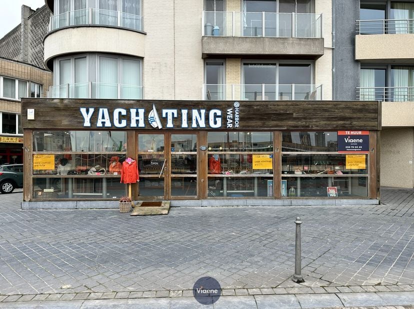 Opvallend hoekpand met hoge visibiliteit - uiterst commercieel gelegen op de Visserskaai nabij de Zeedijk en het station met continue passage van zowe