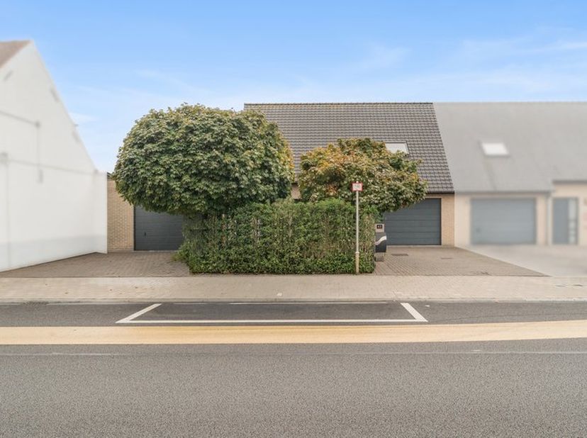 Ruime en instapklare gezinswoning op een prachtig perceel van 800m² met een uitstekende locatie nabij het centrum van Ertvelde.<br />
<br />
De woning