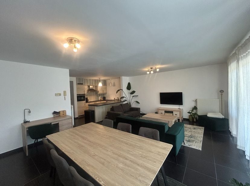 Gelijkvloers appartement met 1 slaapkamer en tuin:Indeling: inkomhal, toilet, slaapkamer, badkamer, berging/wasplaats en woonkamer met keukenMooi tuin
