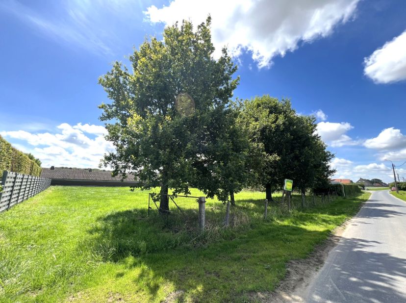 heel rustig gelegen perceel bouwgrond van 778 m² groot<br />
met perfecte zon-oriëntatie en met zicht op de velden<br />
gelegen in een rustige landel