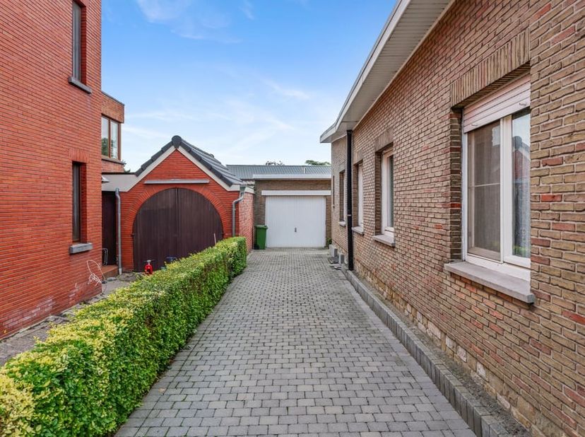 Gelegen aan de Viaductstraat 1 in Sint-Truiden, bevindt deze gelijkvloerse open bebouwing zich op een interessante locatie. De woning geniet van een v