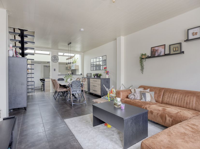 Perfect onderhouden woning met 3 slaapkamers en ruime garage op een toplocatie vlakbij het centrum van Leopoldsburg. <br />
<br />
Naast het wooncomfo