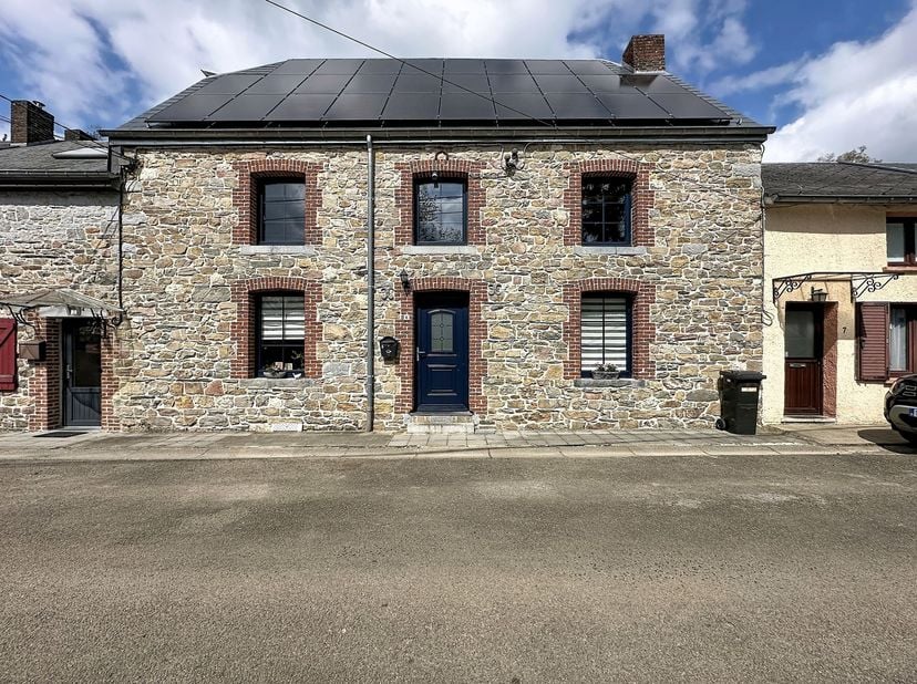 Magnifique maison rénovée à Cul-Des-Sarts !!!<br />
Le bien est composé comme suit : cuisine ouverte sur le living, 3 chambres, salle de bain avec wc,