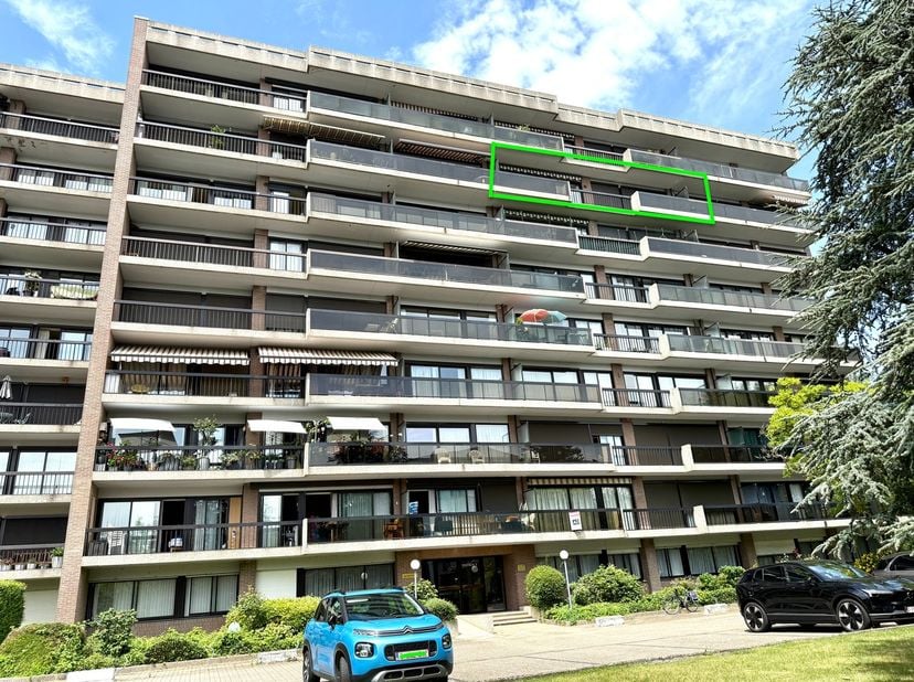 Bent u op zoek naar een ruim appartement dat u volledig naar eigen smaak kunt vernieuwen? Dan is dit centraal gelegen appartement in het hart van Rons