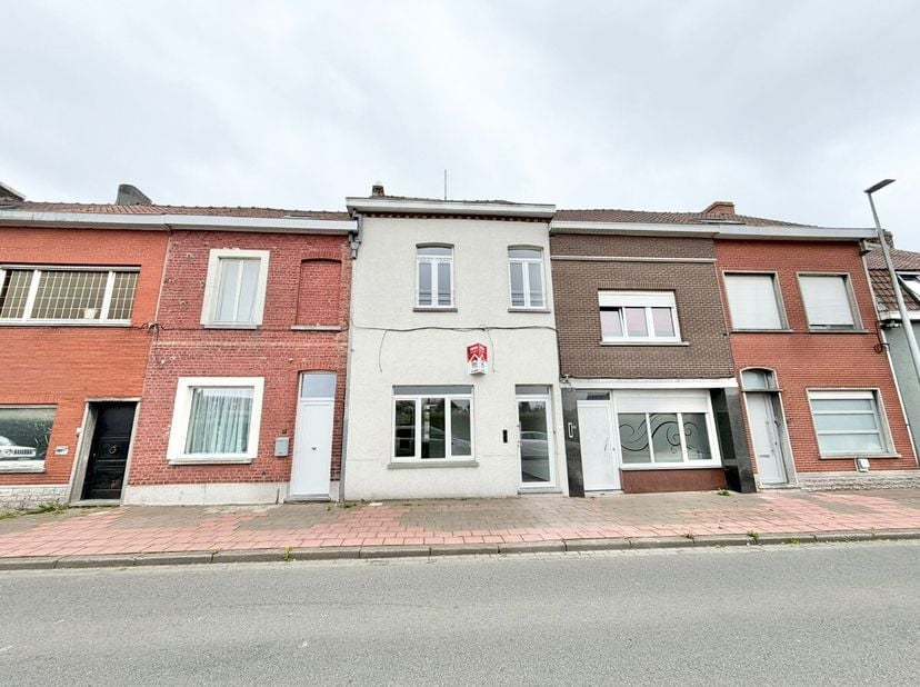 Instapklare moderne woning met 4 slaapkamers te koop.Indeling:inkomhal, toilet, living, keuken, terras, kelder, berging1ste verdiep: 2 slaapkamers en
