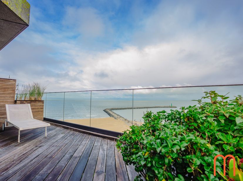 Ontdek deze exclusieve penthouse van 316 m² in de prestigieuze residentie Royal Phare in Oostende. Dankzij de unieke ligging aan de wandelpromenade, t