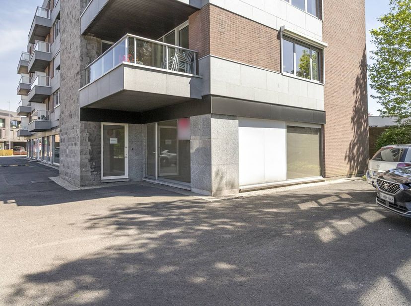 Vous recherchez un bureau ou un espace de pratique et prêt à déménager dans un emplacement privilégié à Waregem ? Ce bureau d'environ 100 m² offre un