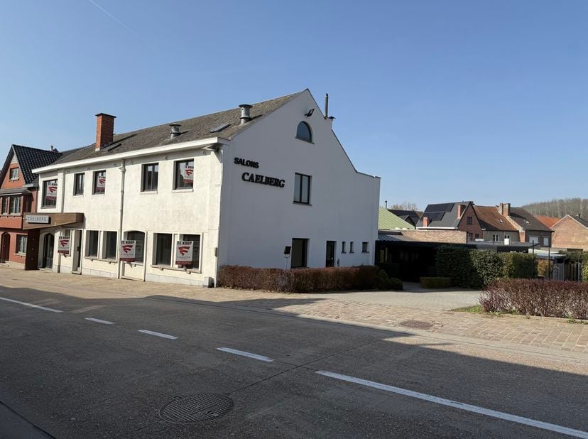 Dit onroerend goed omvat een perceel grond met een totale oppervlakte van ca 1.853 m².<br />
Op deze grond is een feestzaal met appartement gebouwd, g