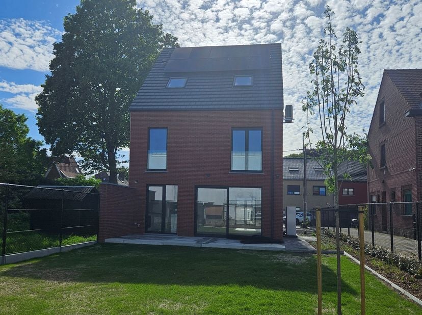 Située dans une rue en cul-de-sac à proximité du centre de Kortenberg, cette spacieuse maison neuve offre un excellent niveau de confort et une grande